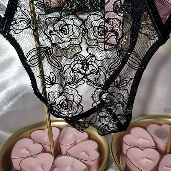 VCTORI'AS SECRET Very Sexy Lace & Faux Leather String Thong 1921 - Picture 3 of 5